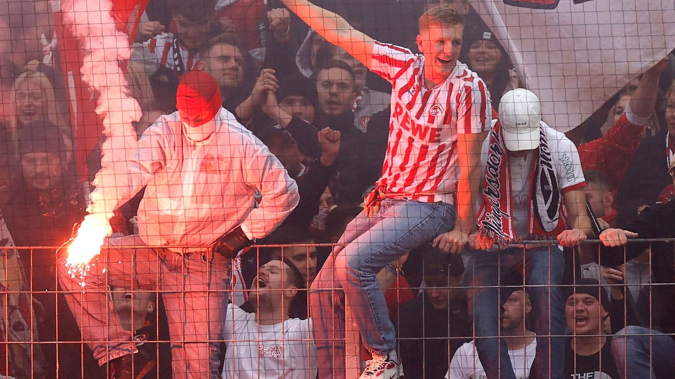 Fans des 1. FC Köln beim letzten Derby gegen Gladbach: Auch damals wurde Pyrotechnik gezündet.