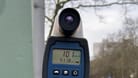 Am Mittwoch baute die Berliner Polizei in Charlottenburg eine mobile Radarfalle auf: Insgesamt ahndeten die Beamten 24 Geschwindigkeitsverstöße.