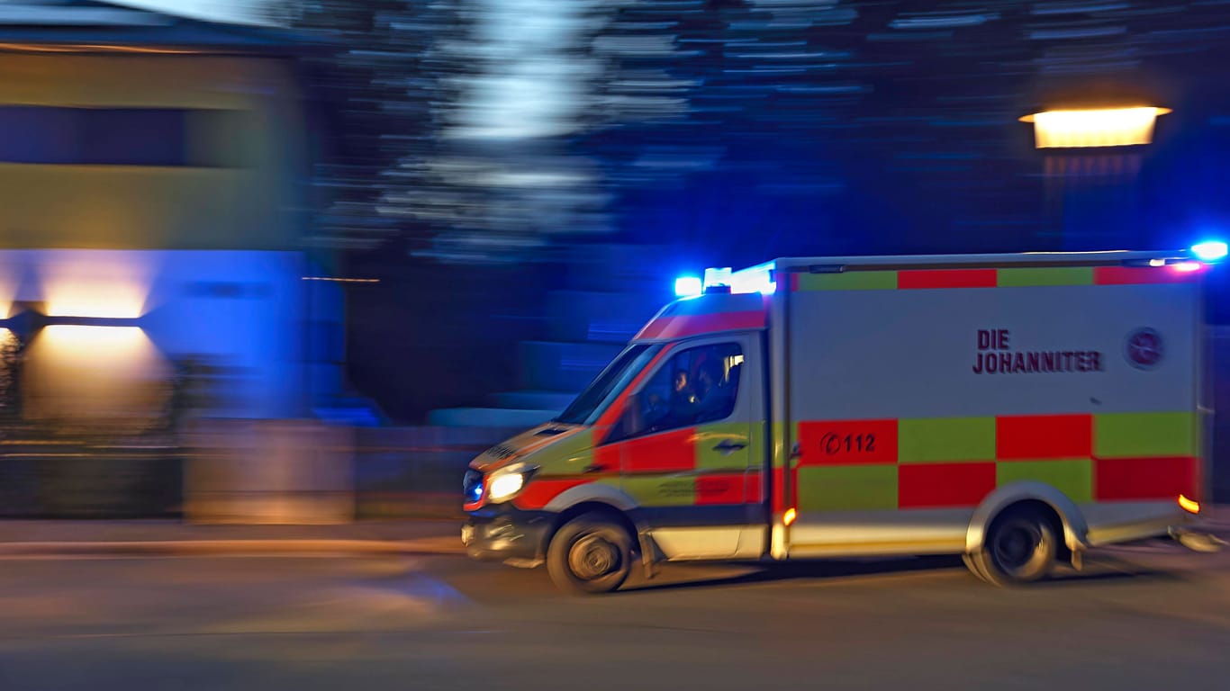 Krankenwagen in der Nacht (Symbolfoto): In Nürnberg kam es zu einem schweren Unfall.