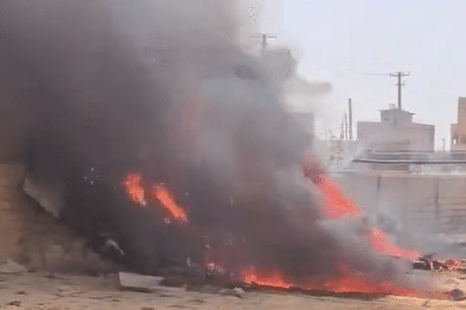 Flugzeug kracht in Wohnheim