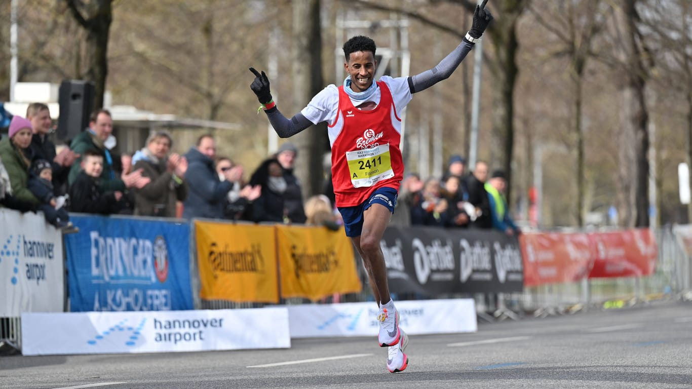 Ein Marathoni muss 42,195 Kilometer laufen, um sein Ziel zu erreichen.