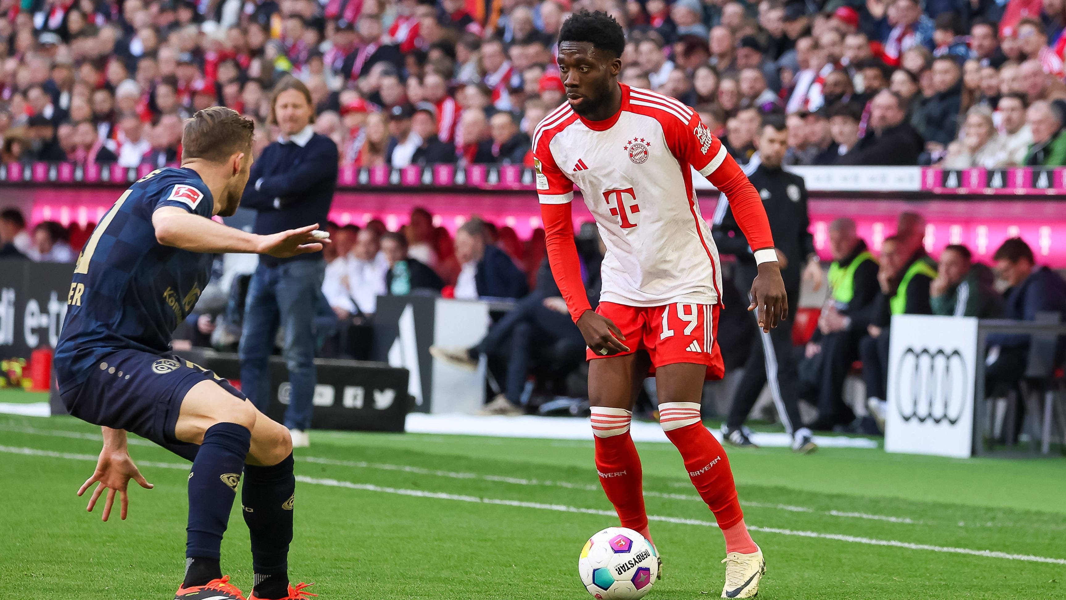 FC Bayern: Alphonso Davies muss nach Schlag ins Gesicht zum Zahnarzt