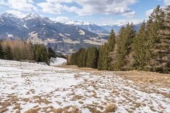 Skiabfahrt am Patscherkofel in Österreich (Archivbild): Die Klimakrise hat starke Auswirkungen auf den Skitourismus.