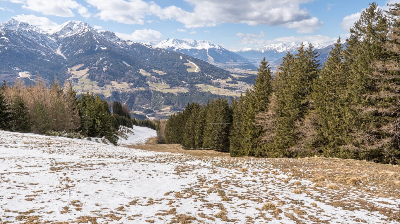 Skiabfahrt am Patscherkofel in Österreich (Archivbild): Die Klimakrise hat starke Auswirkungen auf den Skitourismus.