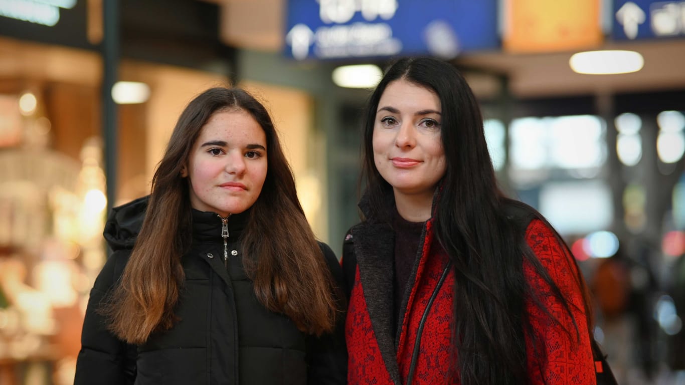 Anastasia Smirnova und ihre 15-jährige Tochter stehen im Hamburger Hauptbahnhof – für sie geht es nun nach Berlin weiter.