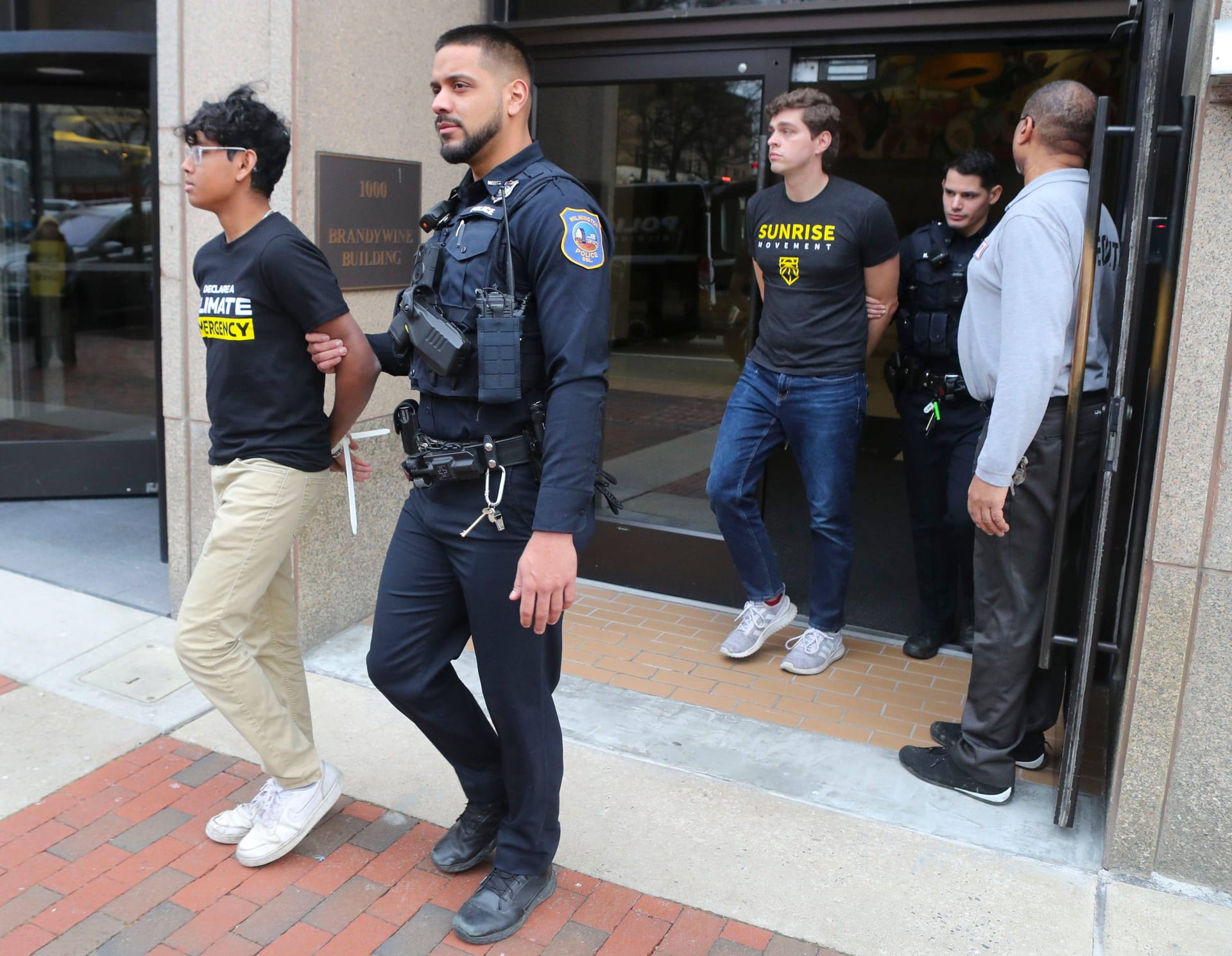 Klima-Protest gegen Joe Biden: Die Polizei nimmt Aktivisten des "Sunrise Movements" in seiner Wahlkampf-Zentrale in Wilmington fest.