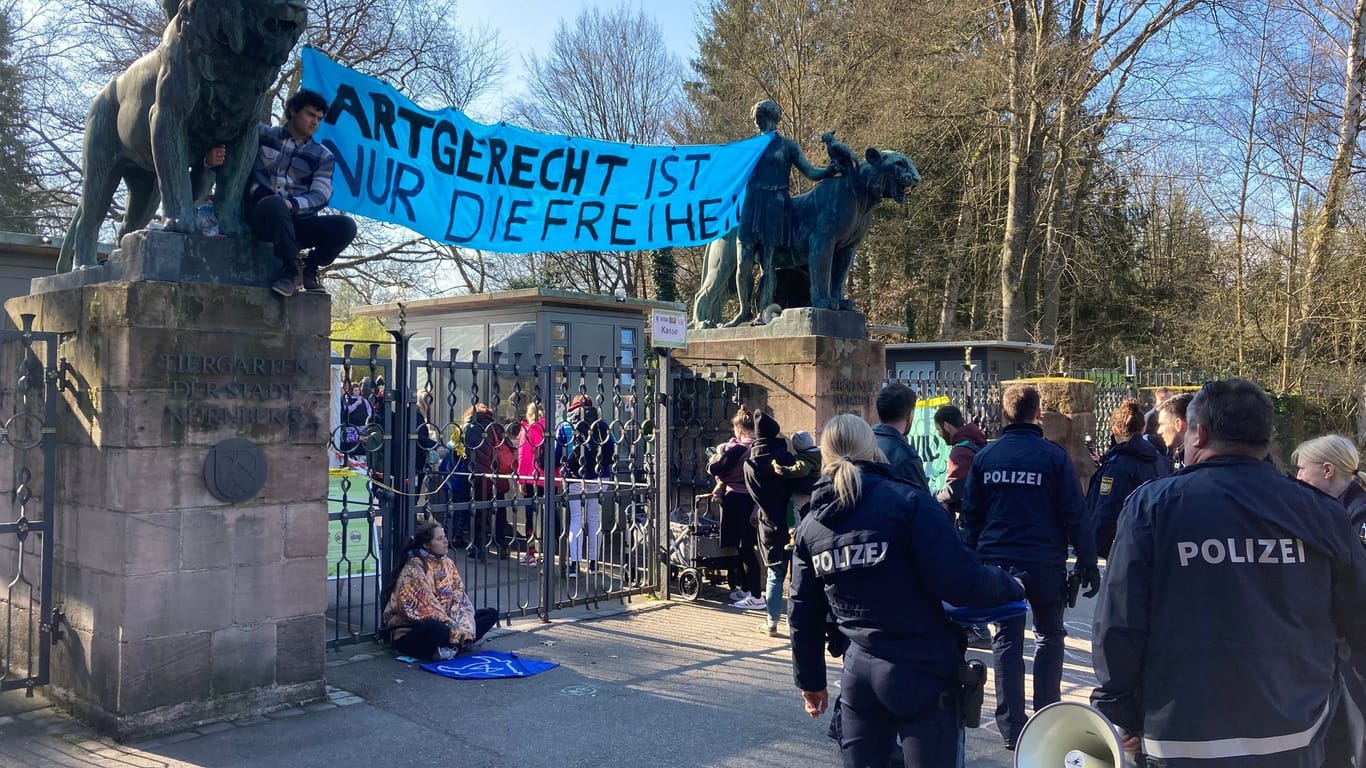 Aktivisten blockieren Eingang des Nürnberger Tierparks