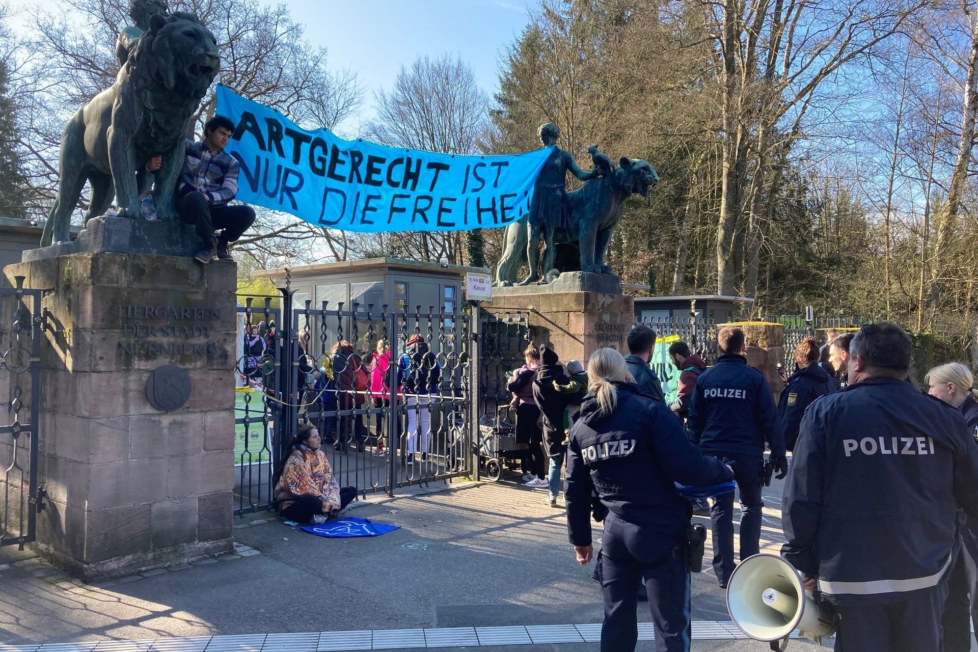Aktivisten blockieren Eingang des Nürnberger Tierparks