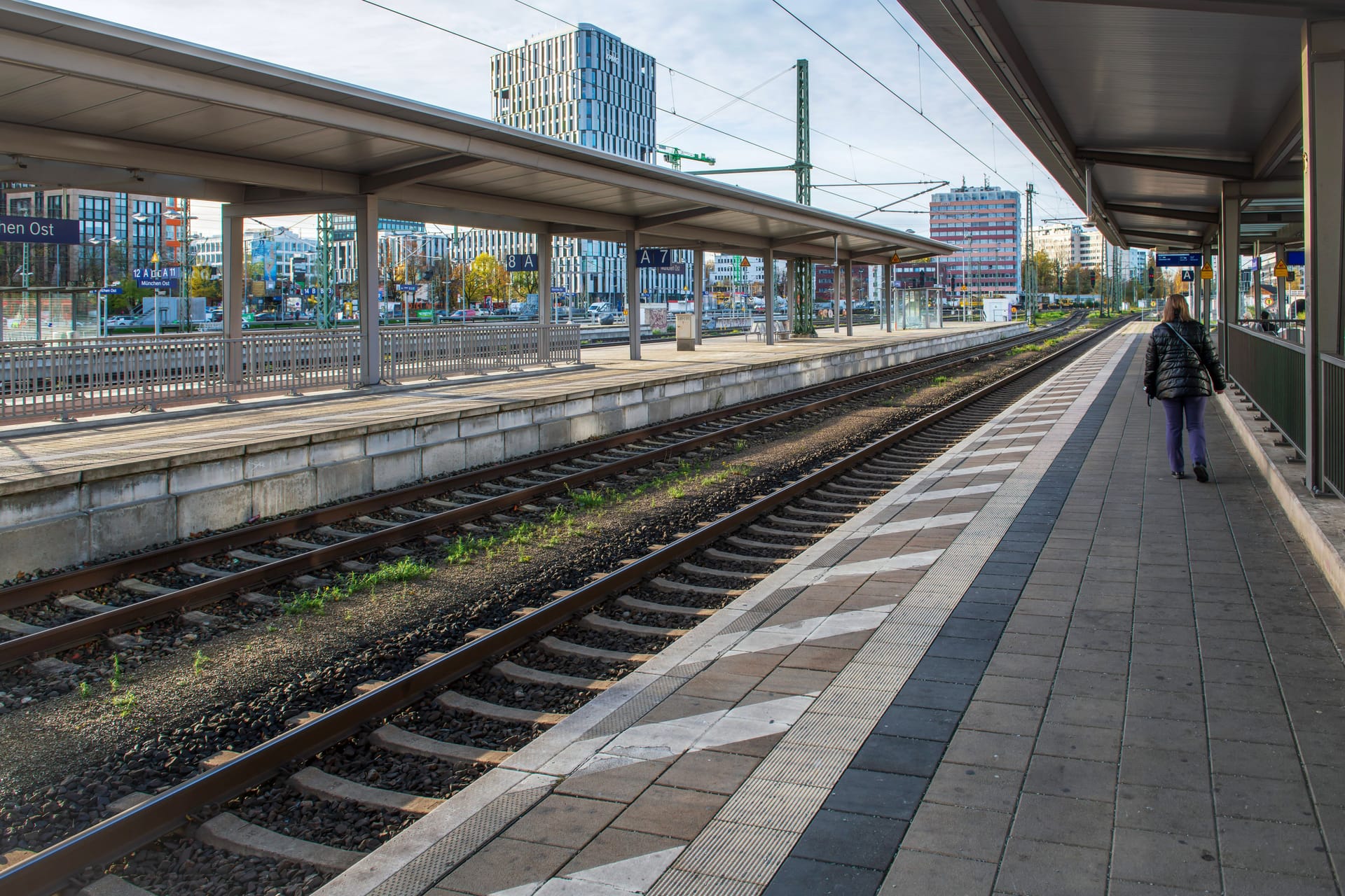 Gleis und Bahnsteig im Münchner Ostbahnhof (Symbolbild): Unbekannte haben eine Steinplatte auf Schienen gelegt.