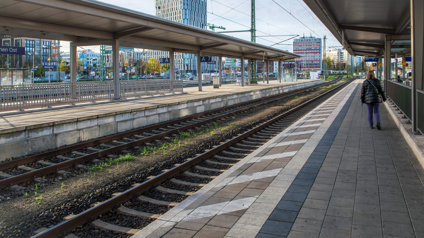 Gleis und Bahnsteig im Münchner Ostbahnhof (Symbolbild): Unbekannte haben eine Steinplatte auf Schienen gelegt.
