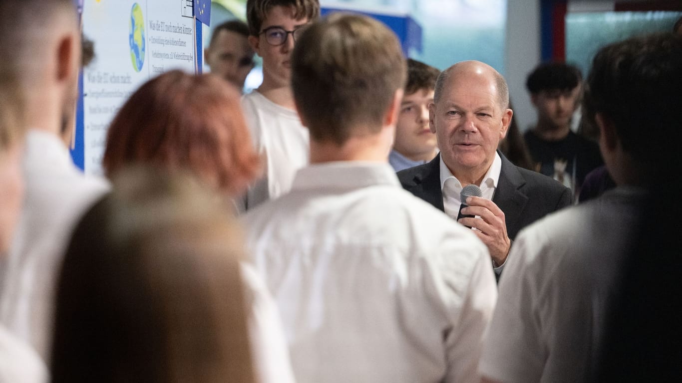 Bundeskanzler Scholz besucht Schule