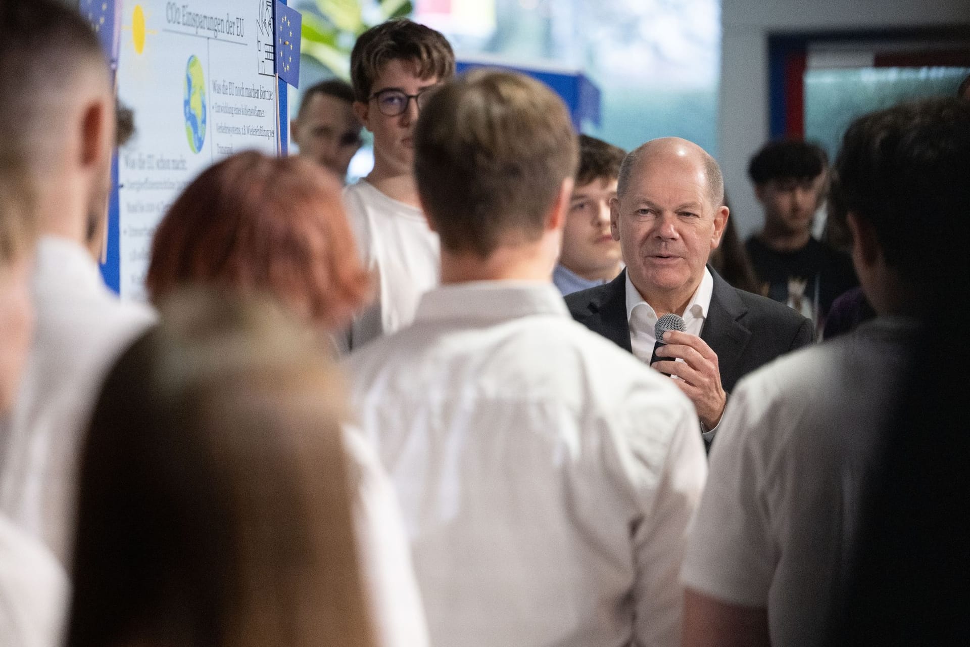 Bundeskanzler Scholz besucht Schule