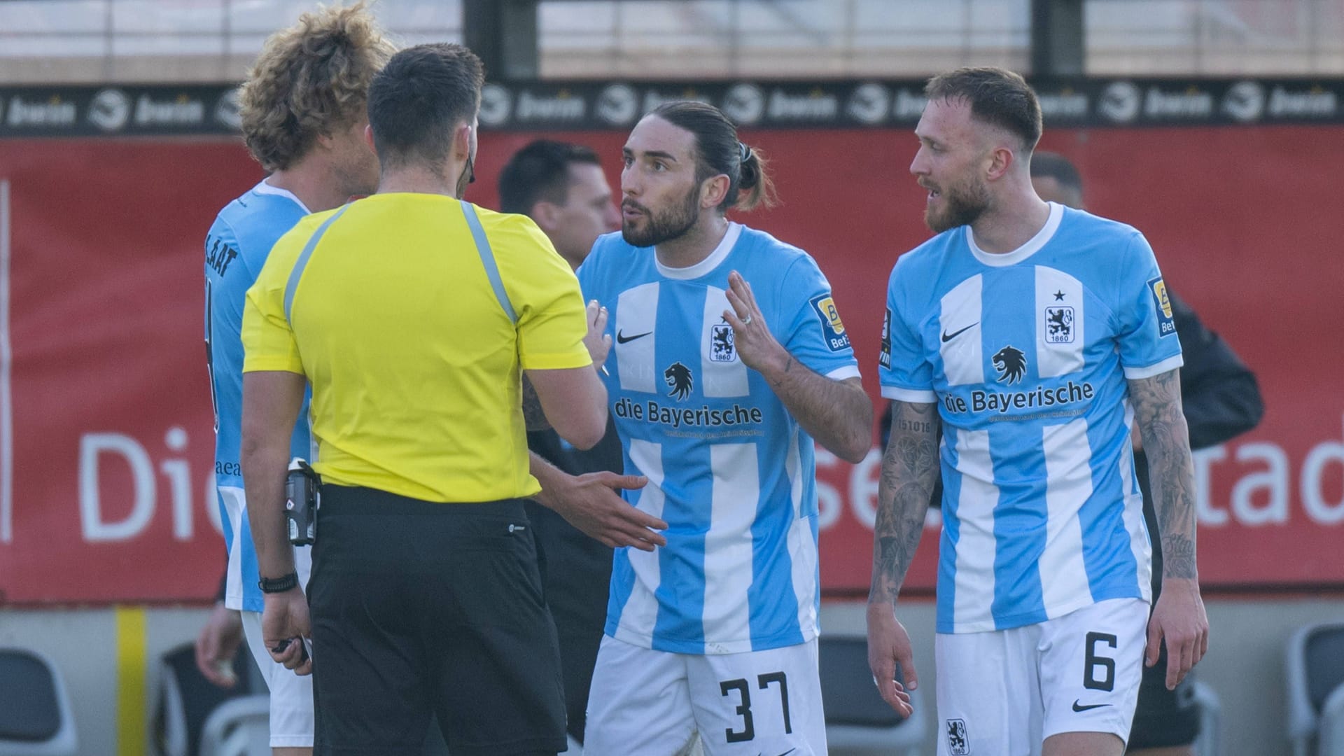 Marlon Frey (Nummer 37) im Gespräch mit Schiedsrichter Tom Bauer: 1860 München hat das Urteil akzeptiert.