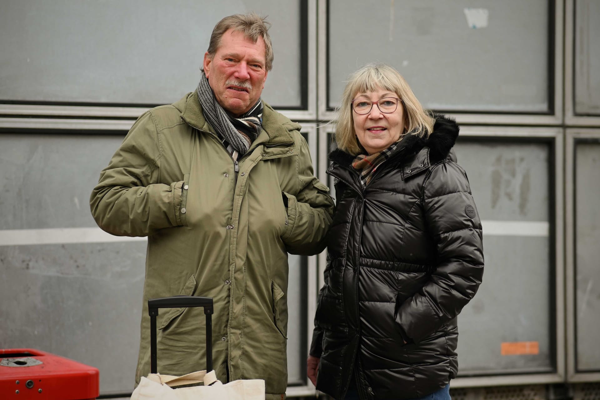 Heinz und Ortrud Dambrowsky stehen beim Hauptbahnhof: Der Streik löst in ihnen gemischte Gefühle aus.