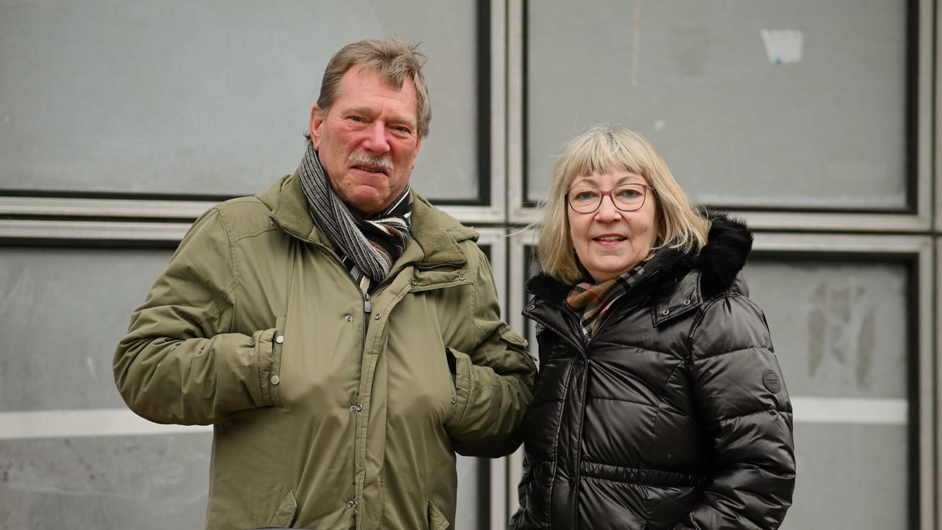 Heinz und Ortrud Dambrowsky stehen beim Hauptbahnhof: Der Streik löst in ihnen gemischte Gefühle aus.