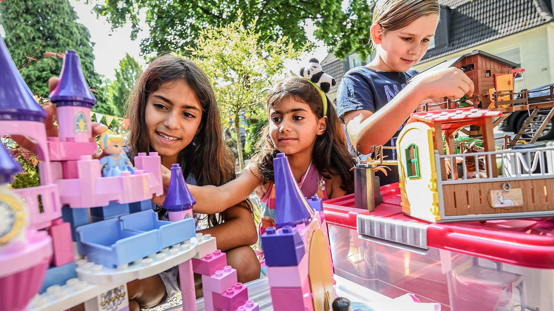 Kinder entdecken Spielsachen auf einem Flohmarkt (Archivbild): Essen bietet zahlreiche Gelegenheiten für Trödelfans.