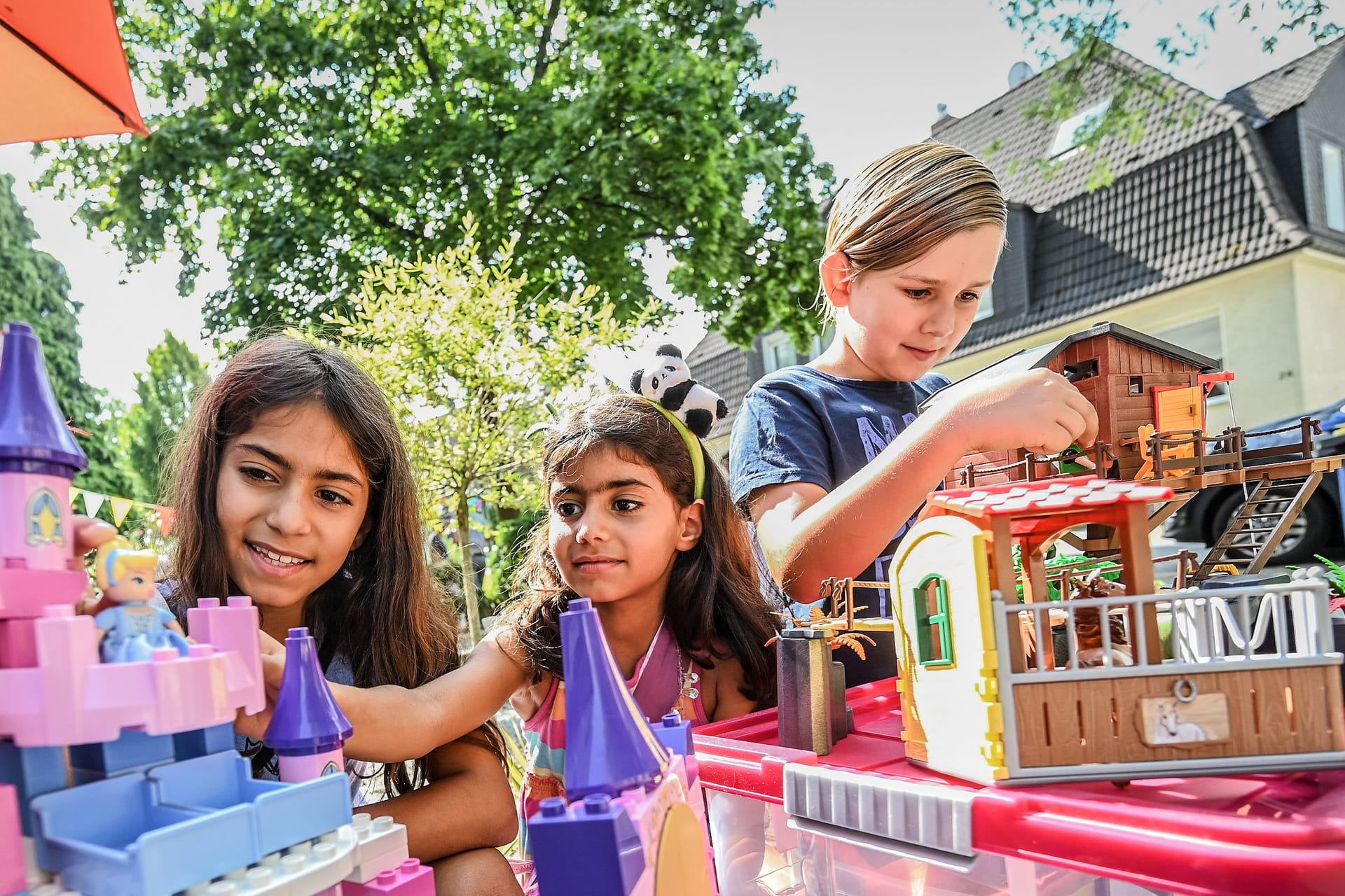 Kinder entdecken Spielsachen auf einem Flohmarkt (Archivbild): Essen bietet zahlreiche Gelegenheiten für Trödelfans.