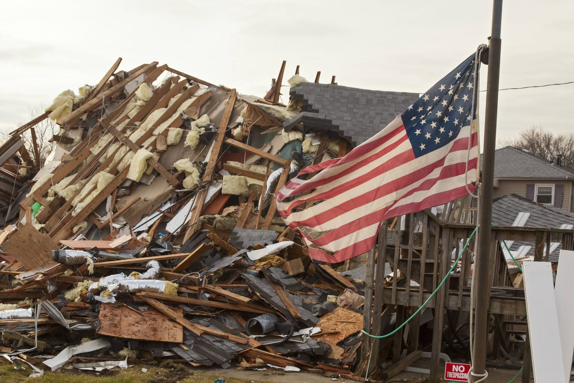 Ein von einem Hurrikan zerstörtes Haus in den USA (Symbolbild): Eine Verbraucherschutzorganisation macht die Fossil-Industrie für solche Katastrophen verantwortlich und möchte sie dafür zur Rechenschaft ziehen.