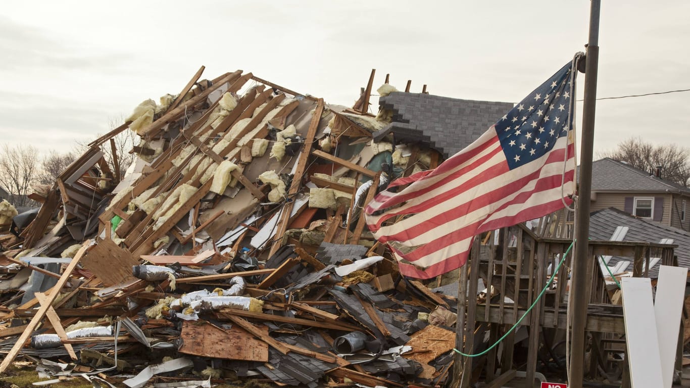 Ein von einem Hurrikan zerstörtes Haus in den USA (Symbolbild): Eine Verbraucherschutzorganisation macht die Fossil-Industrie für solche Katastrophen verantwortlich und möchte sie dafür zur Rechenschaft ziehen.