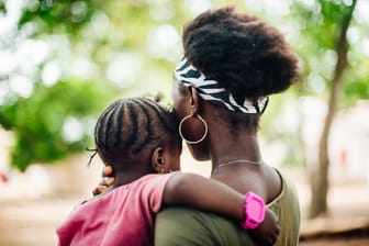 Frau und Mädchen (Archivbild): Die meisten Betroffenen leben in Afrika.