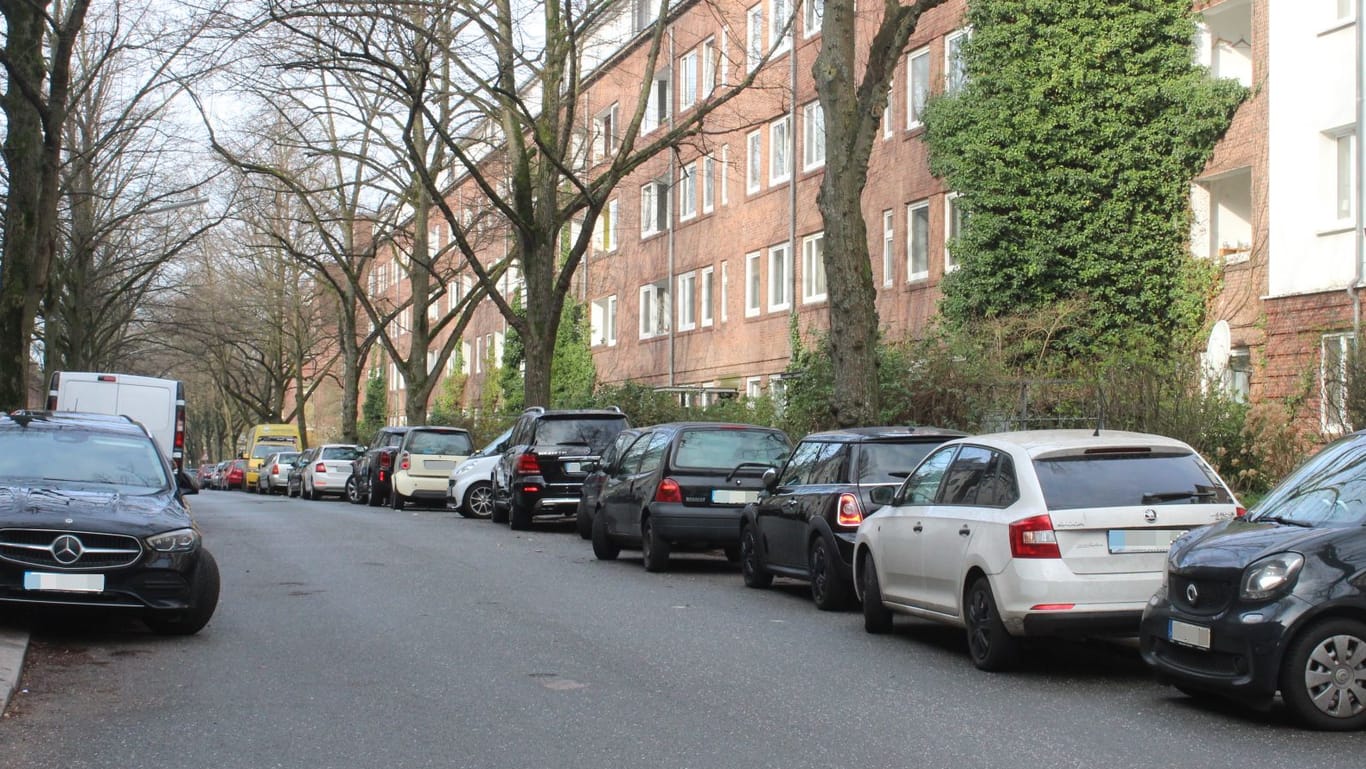 Blick in die Genslerstraße: Wer hier parkt, sollte aufpassen, dass er sich an die Regeln hält - sonst drohen Konsequenzen.
