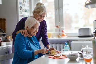 Mutter und Tochter: Pflegende Angehörige werden von der Rentenversicherung belohnt.