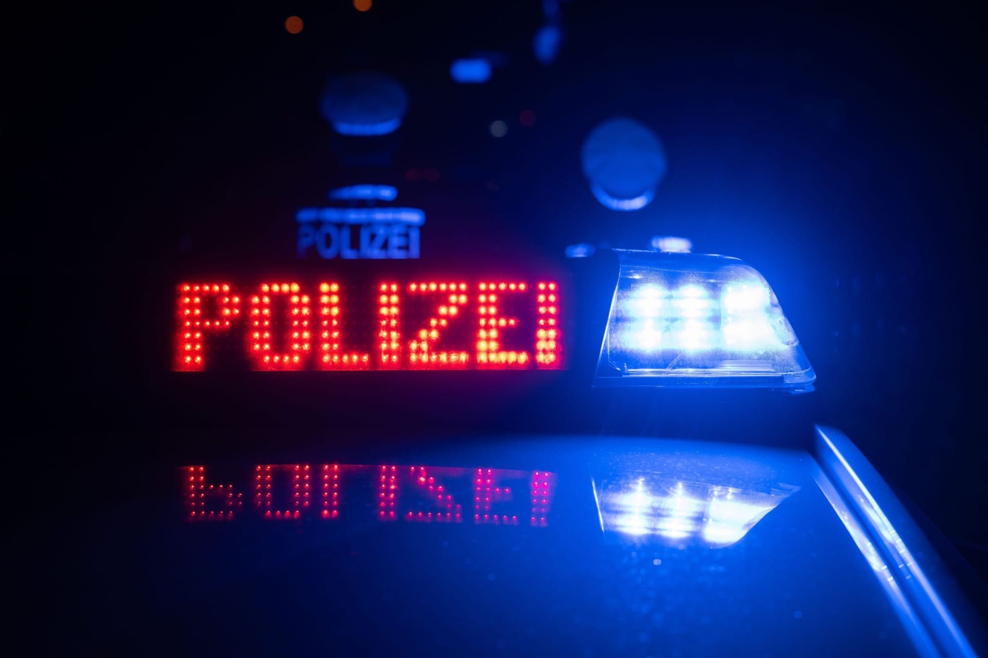 Polizeifahrzeug und Polizisten.