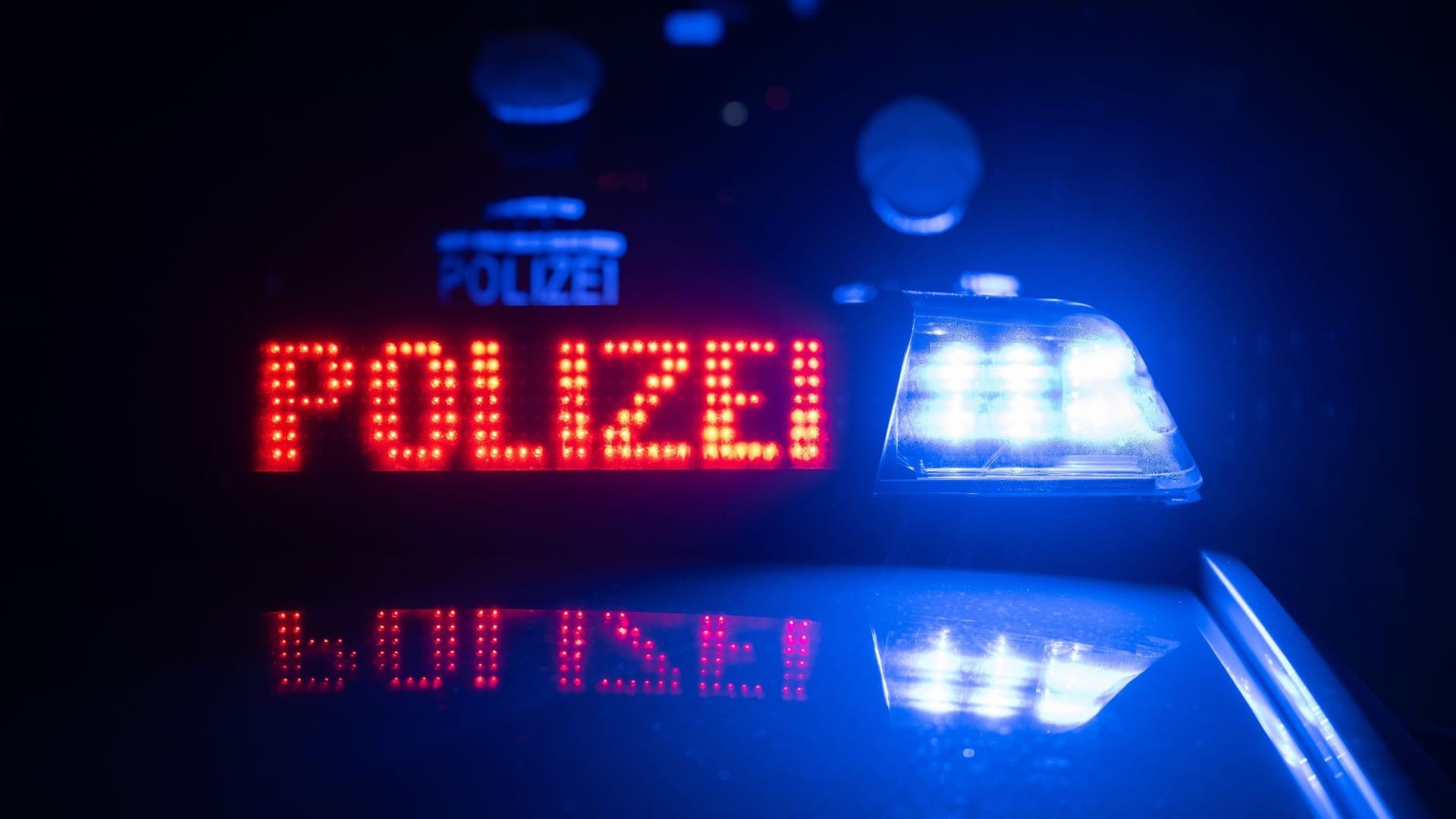 Polizeifahrzeug und Polizisten.