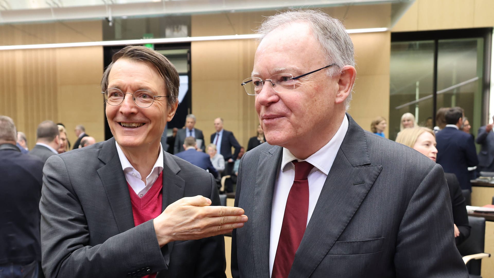 Bundesrat diskutiert Cannabis-Legalisierung: Karl Lauterbach, Bundesminister für Gesundheit, und Ministerpräsident Stephan Weil am Tag der Abstimmung in Berlin.