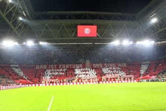 Die Düsseldorfer Fans feiern ihre Mannschaft im Stadion (Archivbild): Das Angebot der kostenlosen Heimspiele wird gut angenommen.