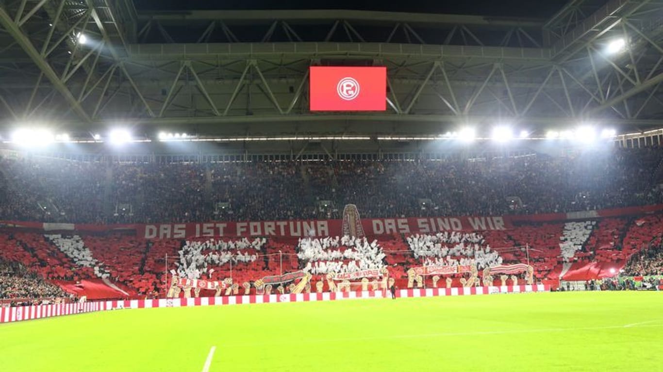 Die Düsseldorfer Fans feiern ihre Mannschaft im Stadion (Archivbild): Das Angebot der kostenlosen Heimspiele wird gut angenommen.
