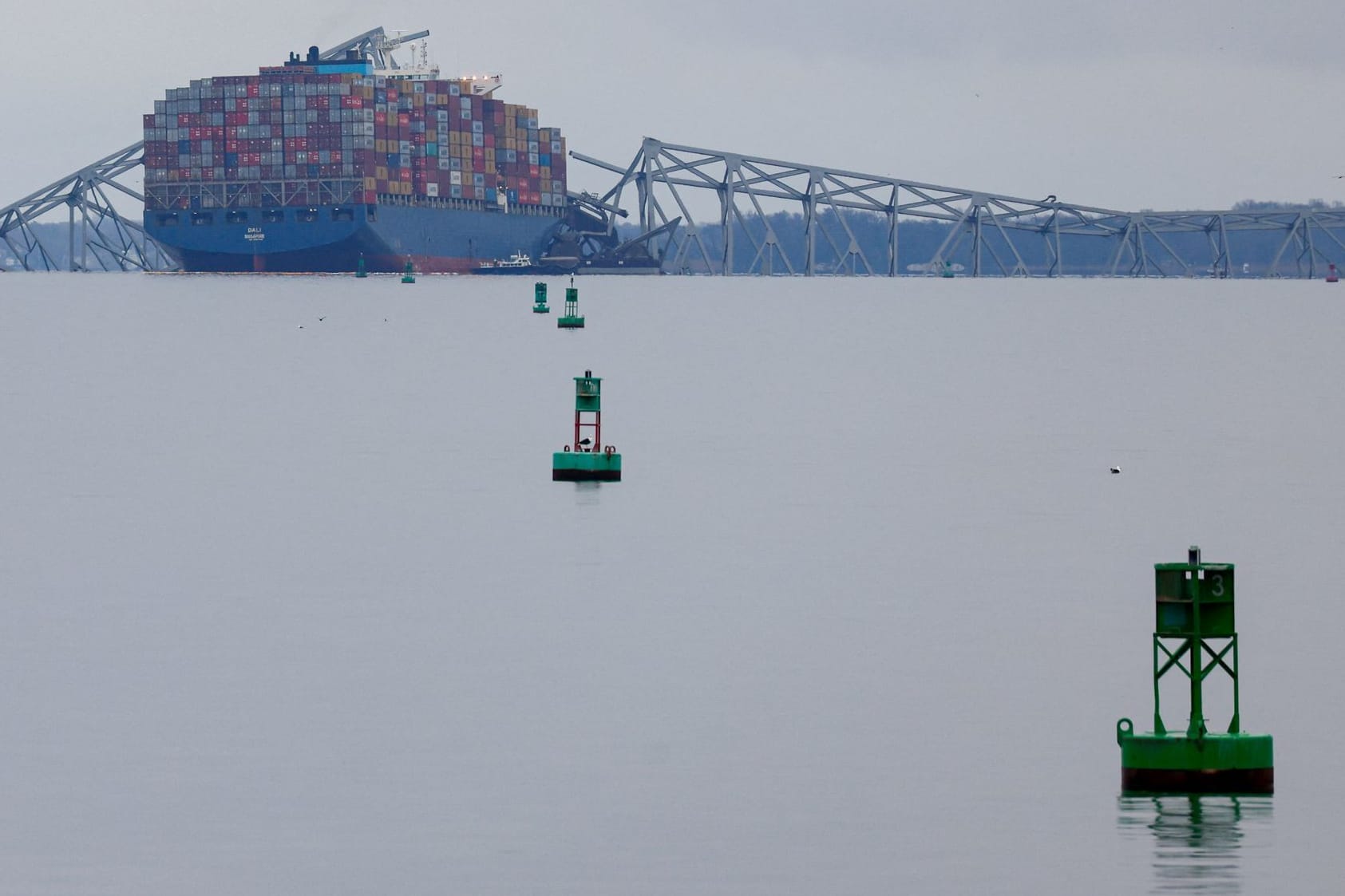 Die eingestürzte Francis Scott Key Brücke und das Containerschiff in Baltimore: Es hat Gefahrengut geladen.