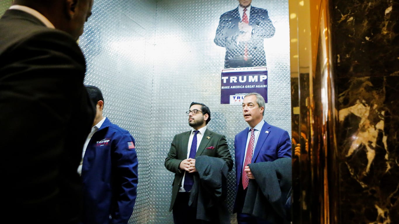 Nigel Farage (r.), hier bei einem Besuch im Trump-Tower in New York, gilt immer noch als einflussreicher Rechtspopulist (Archivbild).