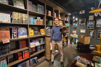 Florian Timm hält den aus Harry Potter bekannten sprechenden Hut in der Hand: Nur noch wenige Tage, dann eröffnet der neue Pop-Up-Store in München.
