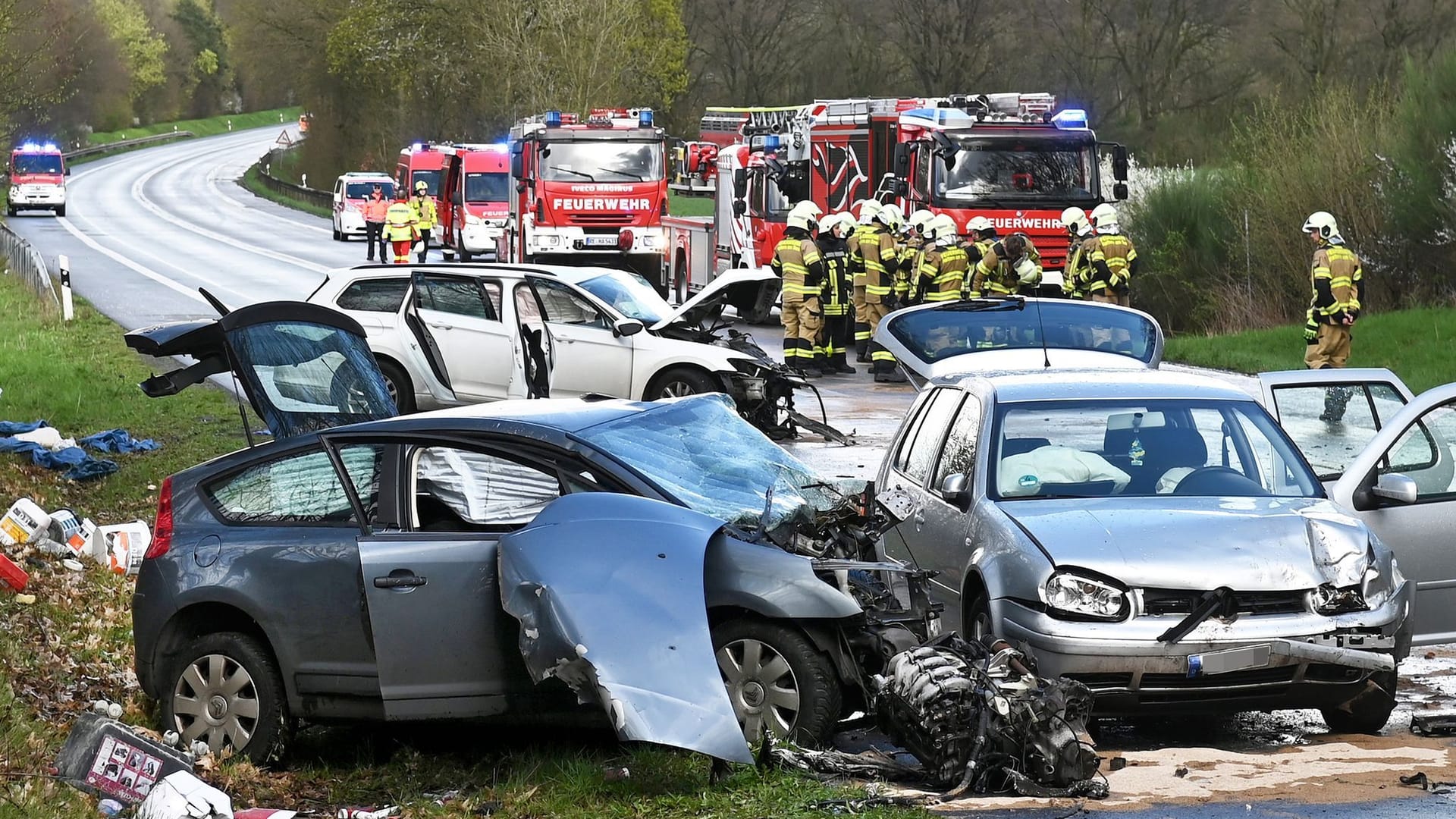 Zerstörte Autos bei Haltern: Nach einem missglückten Überholmanöver gab es einen Toten und vile Verletzte.