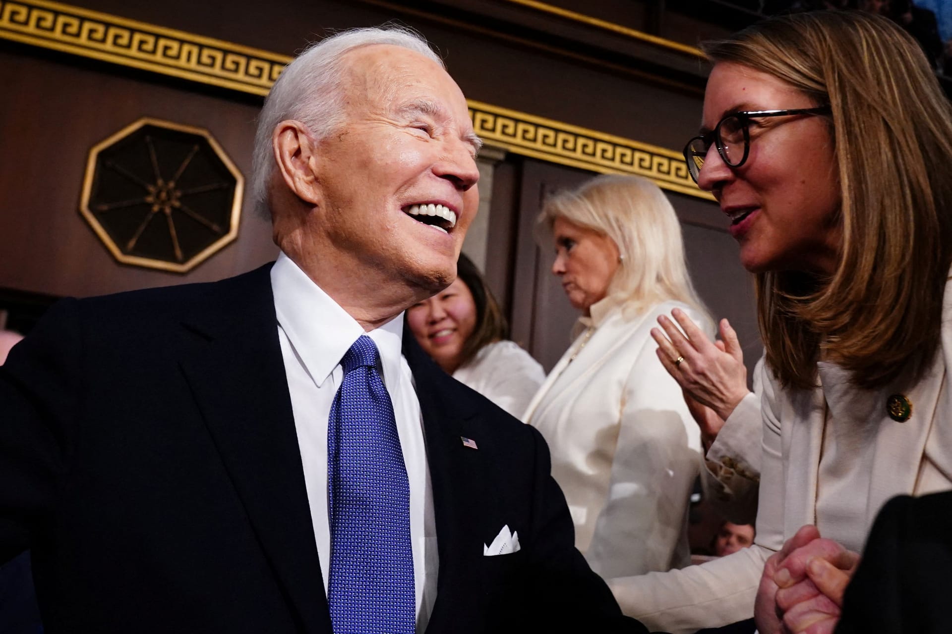 Joe Biden ließ sich beim Einzug ins Repräsentantenhaus reichlich Zeit, um Abgeordnete und Gäste zu begrüßen und zu Plaudern.