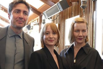 Die Nominierten Ilker Çatak, Leonie Benesch und Sandra Hüller kurz vor der Oscar-Verleihung in Los Angeles.