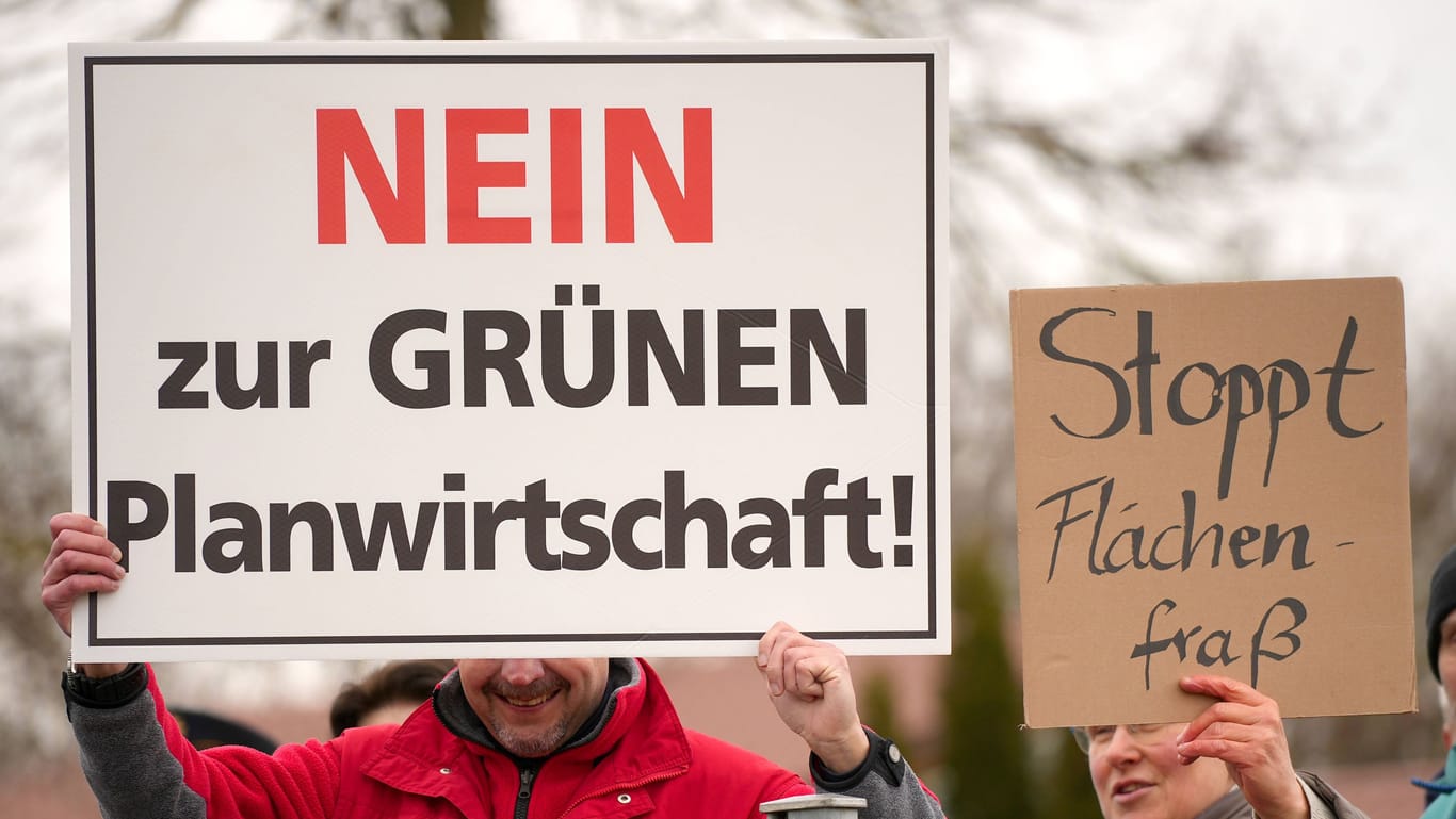 Protest gegen die Grünen in Bayer: Demonstrant hält Schild in die Höhe.