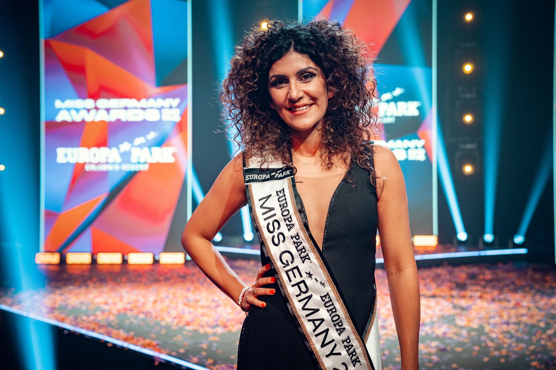 Apameh Schönauer mit einer Schärpe: Die Deutsch-Iranerin wurde als "Miss Germany" 2024 ausgezeichnet.