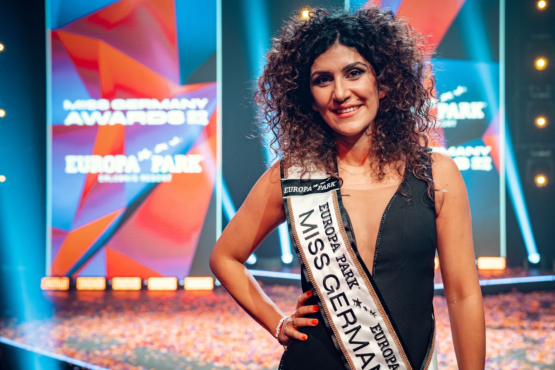 Apameh Schönauer mit einer Schärpe: Die Deutsch-Iranerin wurde als "Miss Germany" 2024 ausgezeichnet.