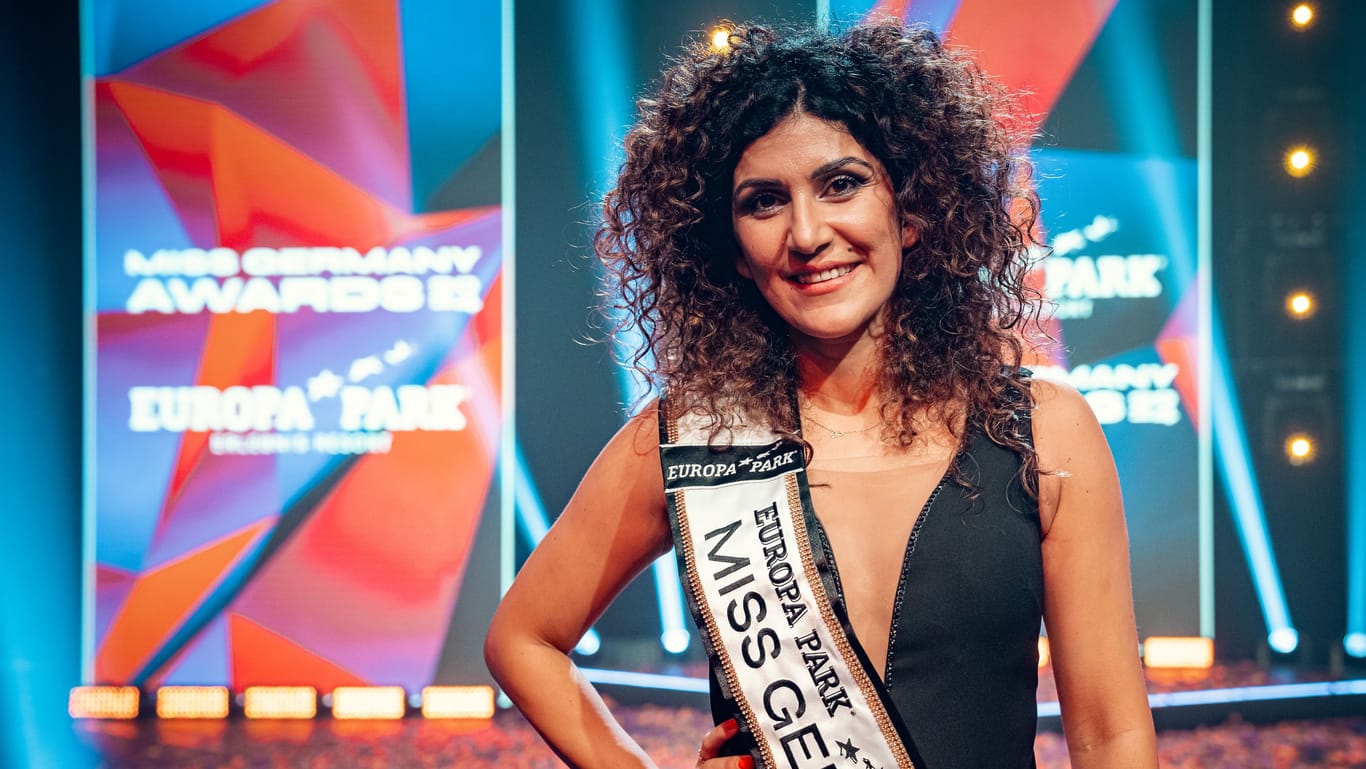Apameh Schönauer mit einer Schärpe: Die Deutsch-Iranerin wurde als "Miss Germany" 2024 ausgezeichnet.