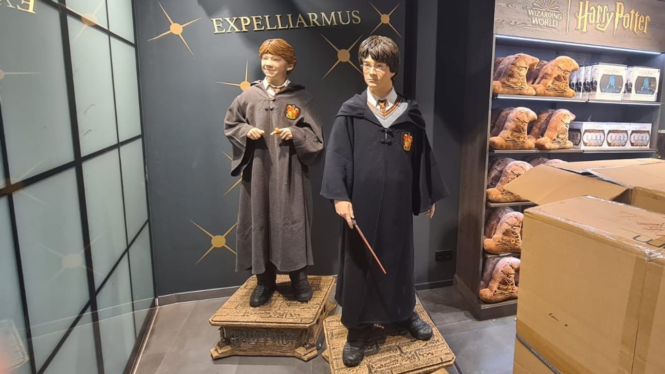 Warten direkt hinter der Türe auf die Kunden: Harry Potter und sein bester Freund Ron Weasley.