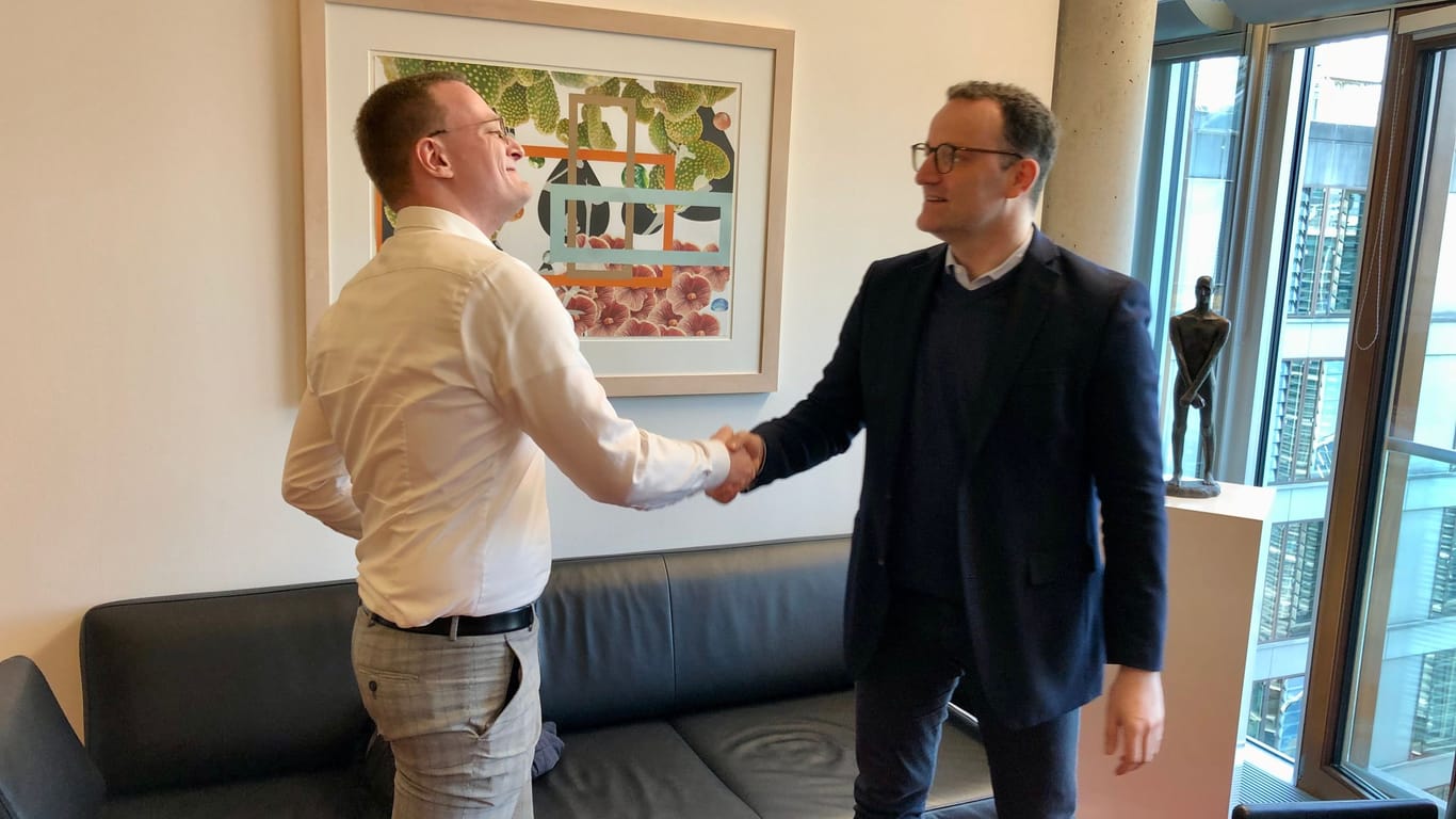 Verabschiedung im Büro des CDU-Politikers: Mirco Budde (l.) und Jens Spahn geben sich die Hand.