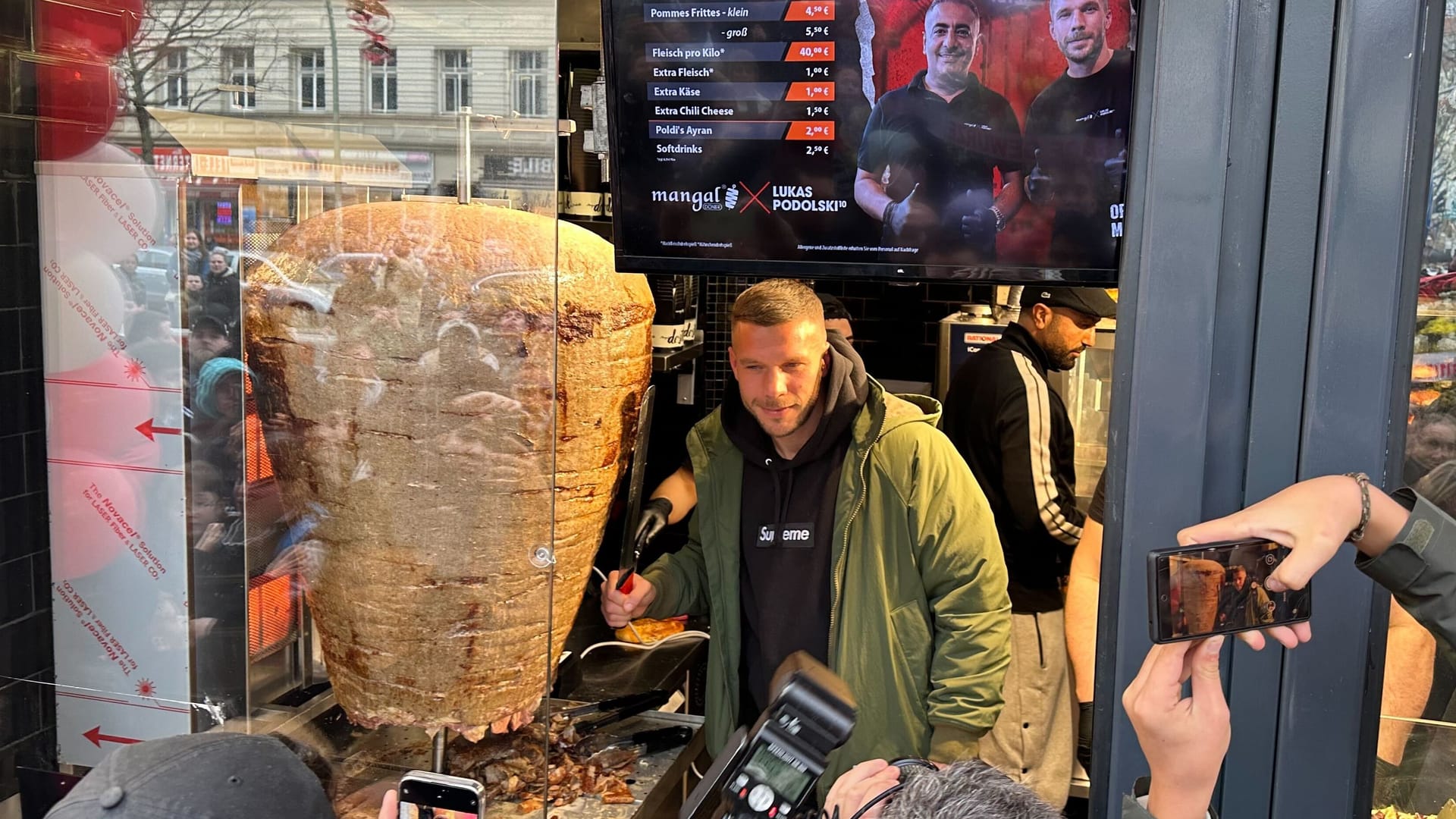 Lukas Podolski schneidet den Döner an: Es ist die erste Filiale von "Mangal" in Berlin.