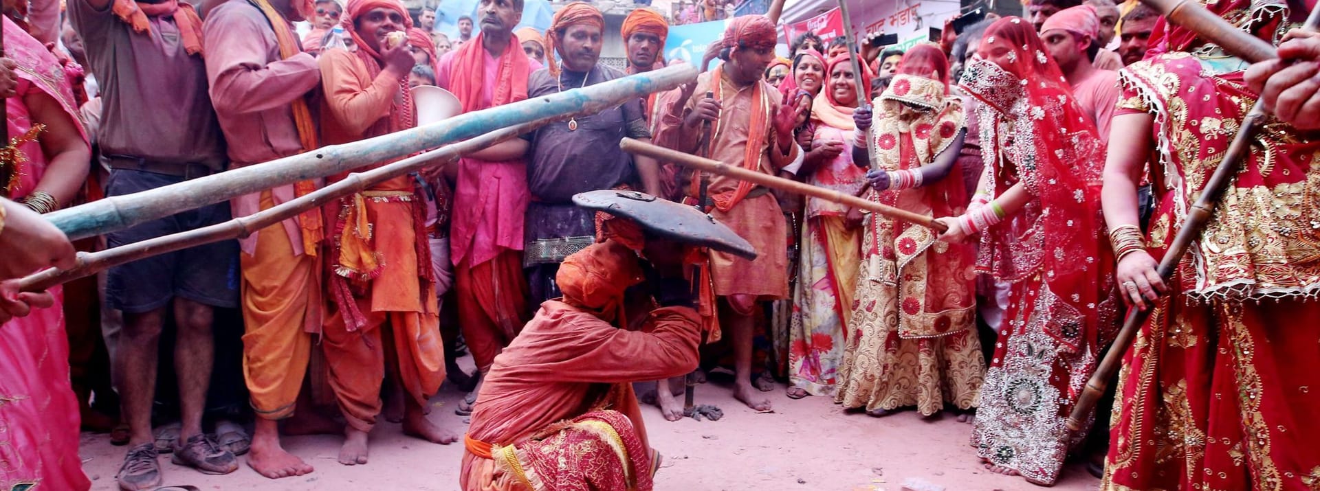 Brauch in Neu Delhi: Indische Frauen schlagen Männer mit Stöcken während des Lathmar-Holi-Fests in Barsana.