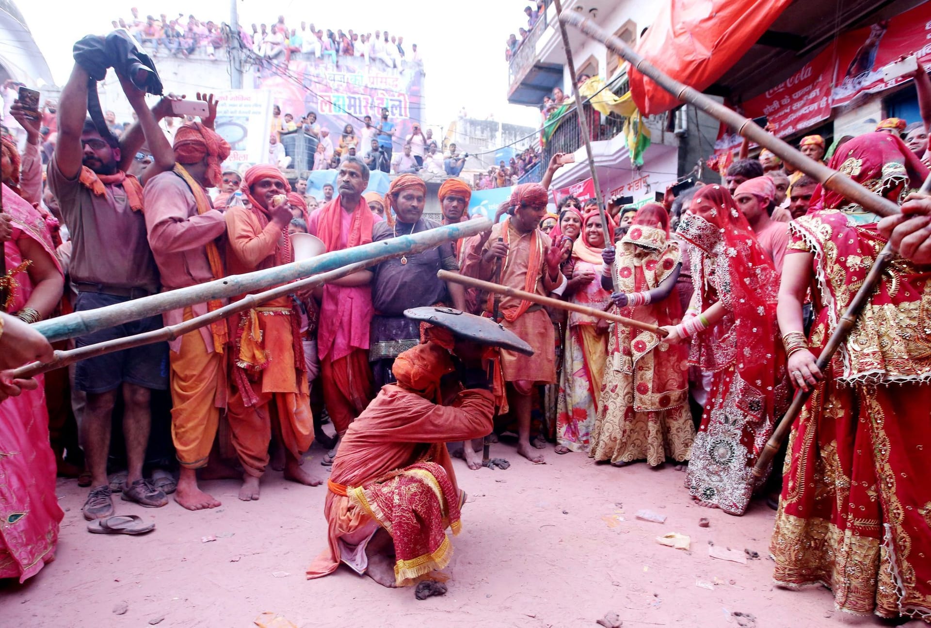 Brauch in Neu Delhi: Indische Frauen schlagen Männer mit Stöcken während des Lathmar-Holi-Fests in Barsana.