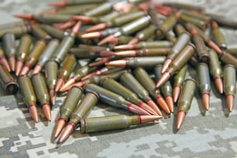 Kalaschnikow-Munition (Symbolbild): Bei einer Razzia im Reichsbürger-Milieu wurden mutmaßliche Kriegswaffen beschlagnahmt.