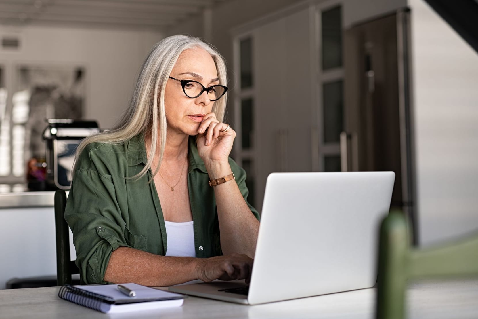 Ältere Frau am Laptop: Früher galt die Regel, den Aktienanteil mit steigendem Alter zu reduzieren – und heute?