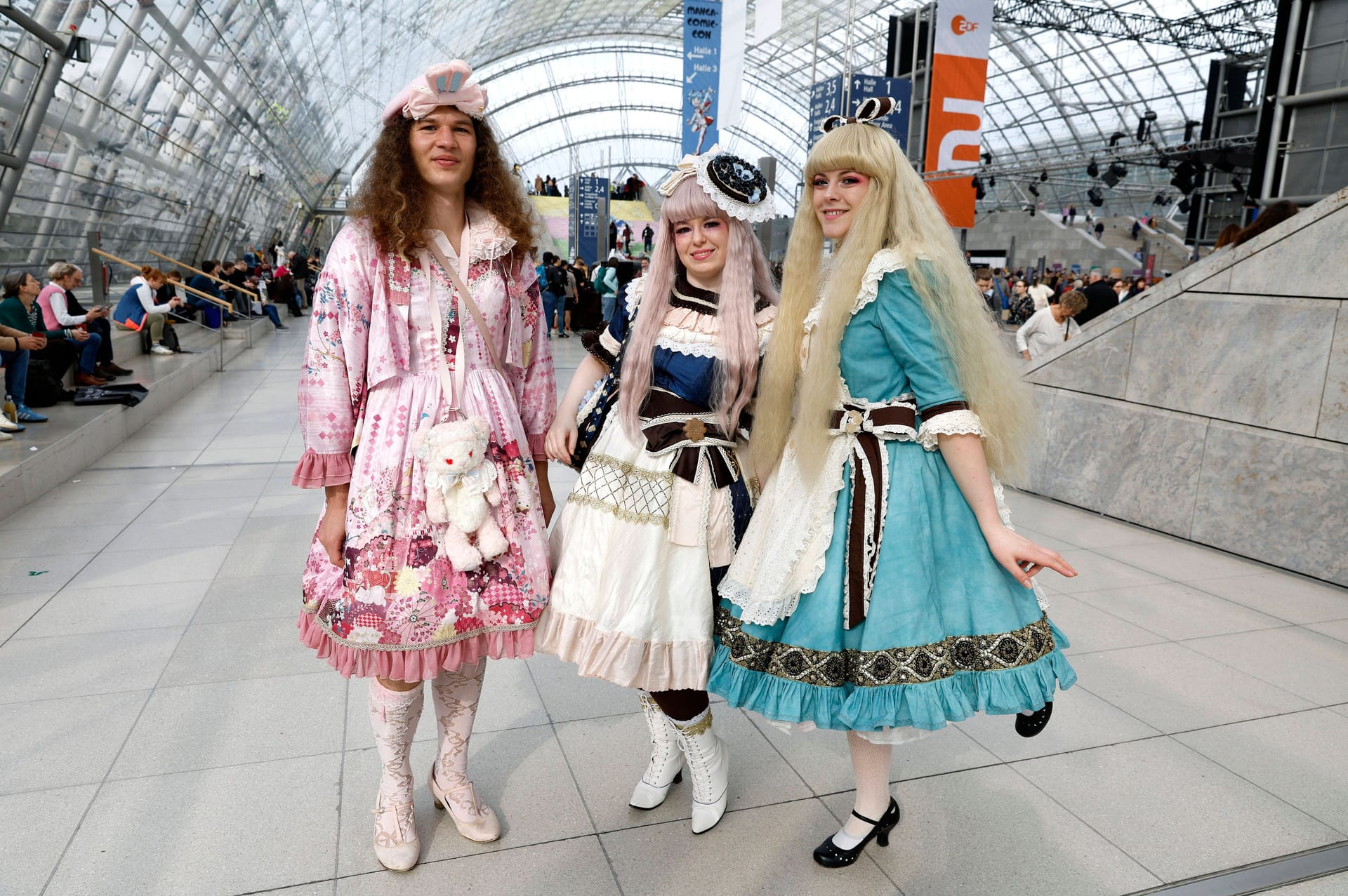 Cosplayer bei der Manga-Comic-Con auf der Leipziger Buchmesse 2024 auf dem Messegelände.