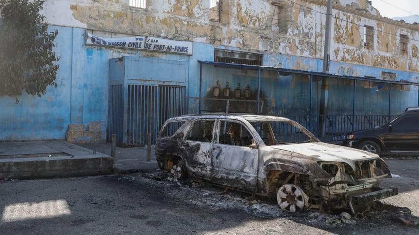 Ein zerstörtes Auto in Haitis Hauptstadt: Beim Angriff auf das Nationalgefängnis in Port-au-Prince wurden mehrere Menschen getötet.